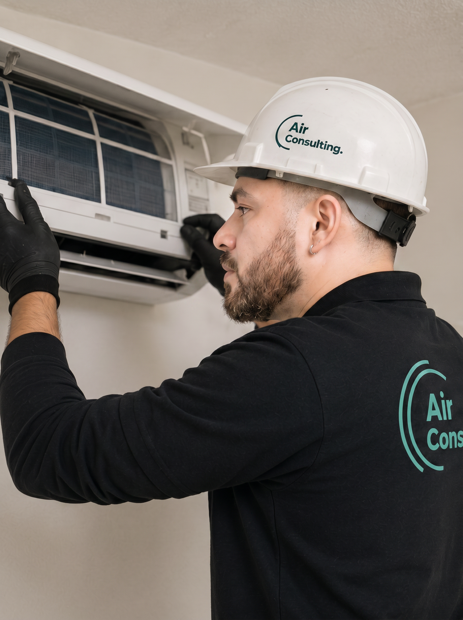 Técnico instalando aire acondicionado